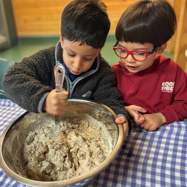 Real-life experiences can grow children’s curiosity about food and how meals come together. During this ‘meal prep’ experience, tamariki at Kindercare Kilbirnie worked together, having rich conversation about how food nourishes their bodies. #NourishMe #TheKindercareAdvantage