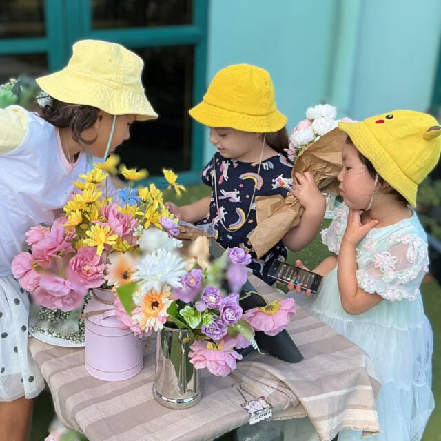 Blooms, big smiles, and a little bit of imagination 🌼
Our tamariki have been busy running their very own flower shop; arranging bouquets, “selling” blossoms, and learning through play along the way. Who would you surprise with a bunch of these beautiful creations? 💐