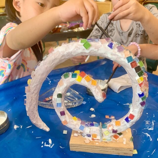 From inspiration to creation ✨
Following their visit to the @aucklandartgallery preschoolers at Kindercare Silverdale returned full of ideas, inspiration, and curiosity. So together, they created this beautiful mosaic koru, made with care, and shared with pride. 

Find out more about this centre here: https://www.kindercare.co.nz/auckland-childcare-centres/silverdale/