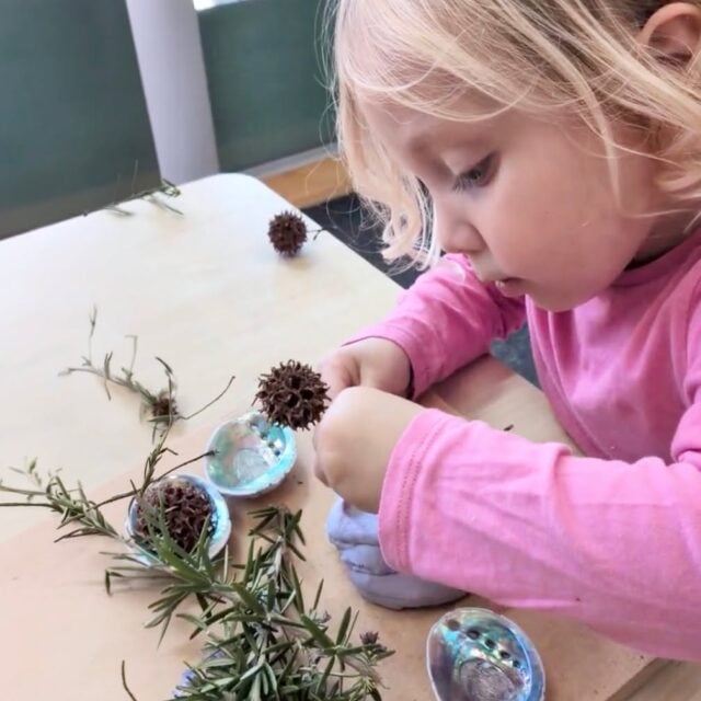 We ignite curiosity by inviting children to explore a variety of textures. Through play, they strengthen dexterity and build ‘finger fitness’. These experiences support confidence, independence, and the foundations for learning, all woven through joyful exploration. #InspireMe at Kindercare Pinehill.