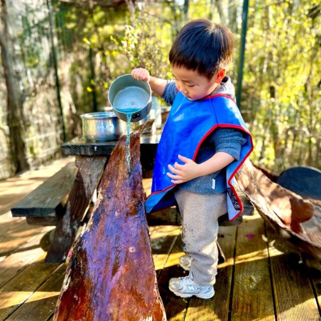 Powerful thinking is happening beneath the surface at Kindercare Albany. As tamariki notice patterns and change while experimenting with water, they’re beginning to form early working theories about how they are connected to the natural world. #InspireMe